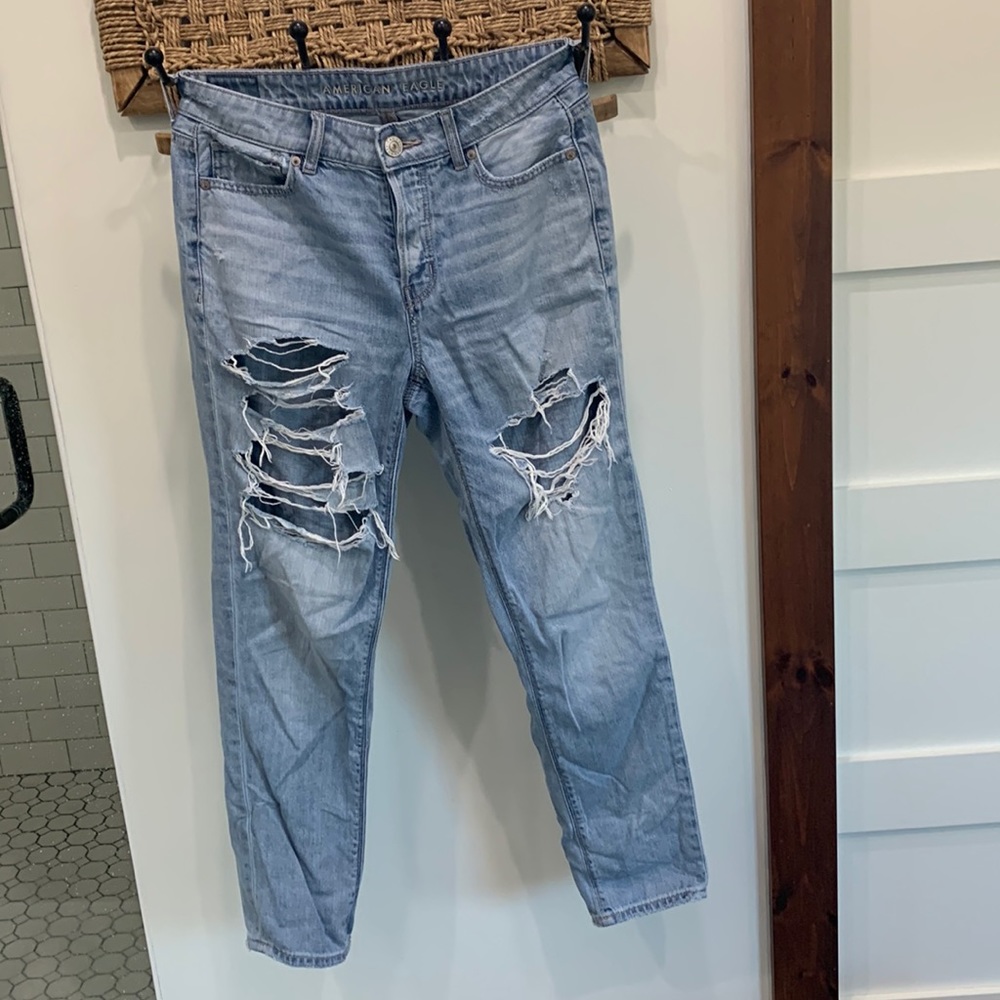 American Eagle Tomgirl light colored jeans. Size 4 in women’s.